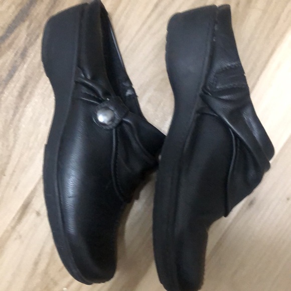 BEAR TRAPS CLOG BLACK LEATHER SHOES 1 1/2” heel In new condition - Picture 4 of 5